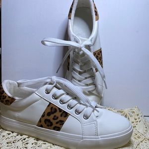 Avon white sneakers with leopard print and white laces